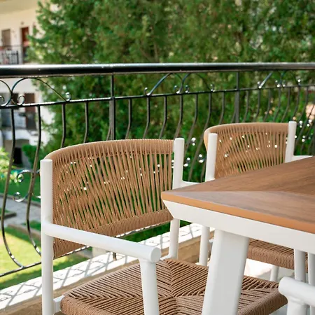 Narciso, Elegant Living